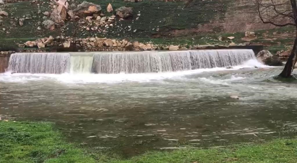 Mardin’de şiddetli yağış sonrası Karasu Çayı ve GAP Şelalesi taştı