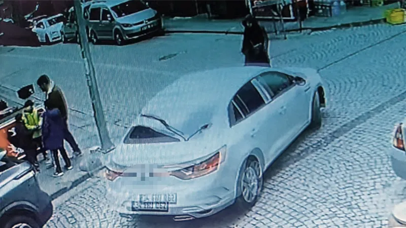 Zeytinburnu’nda otomobilin altında kalan kadını vatandaşlar kurtardı: Kaza anı kamerada