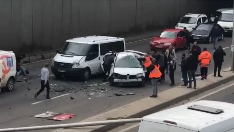 Diyarbakır’da 6 araç birbirine girdi: 3’ü ağır 5 yaralı