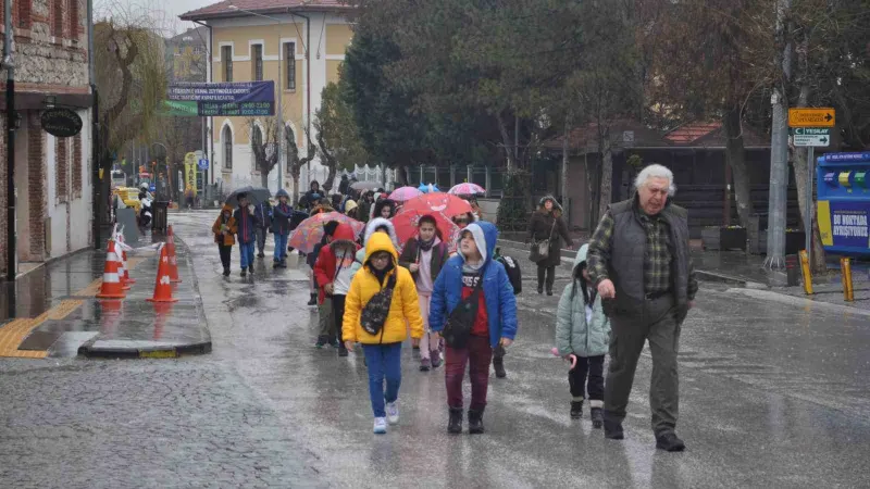 Müze gezme aşkına sağanak yağmuru umursamadılar