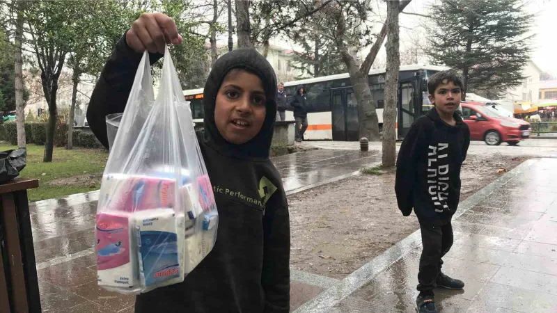 Çocuklar, yağmur altında mendil satmaya devam etti