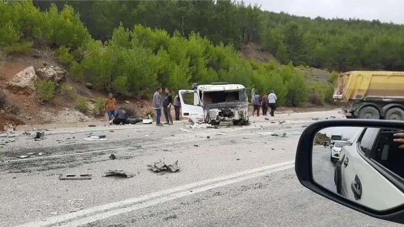 Seydikemer’de kamyonlar çarpıştı: 1 yaralı