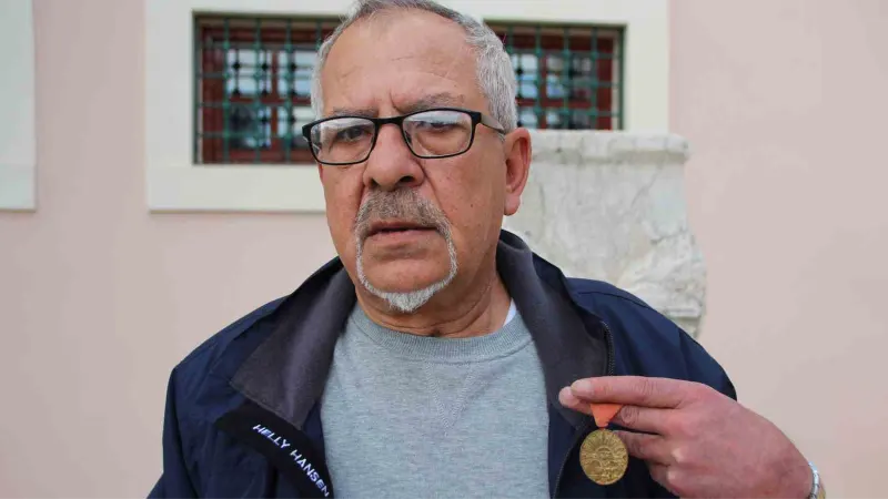 Dede yadigarı İstiklal Madalyası’nı müzeye bağışladı