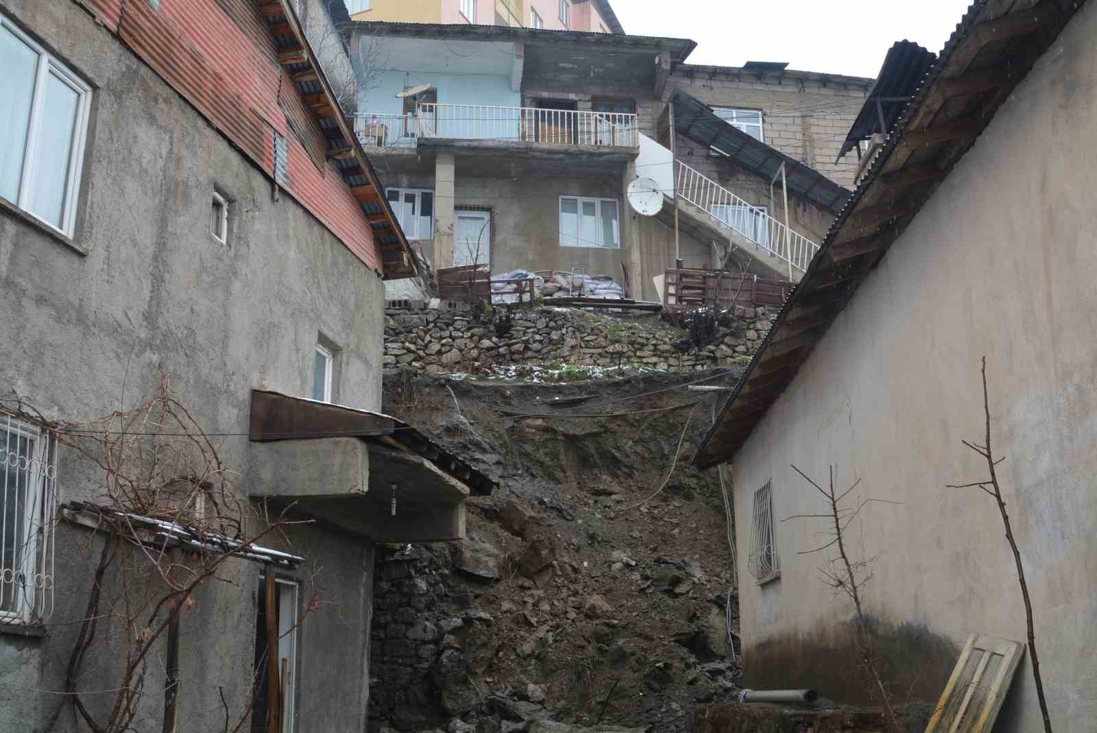 Hakkari’de heyelan nedeniyle 3 ev tahliye edildi