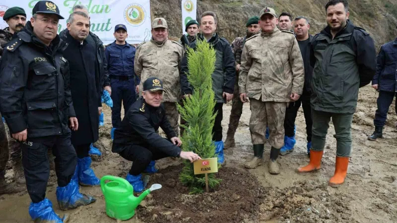 Depremden etkilenen illeri temsilen 2 bin 800 adet fidan toprakla buluştu