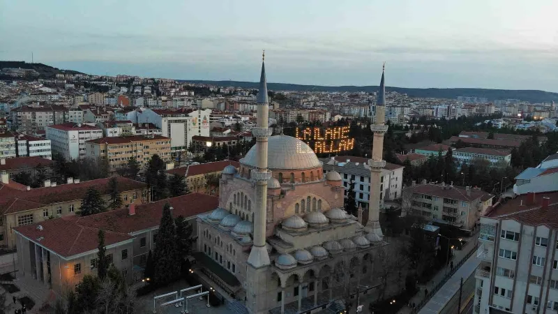 Kelime-i Tevhid’i ilmek ilmek 50 metre yükseğe yazdılar