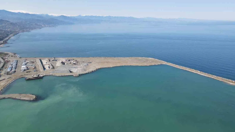 Rize’de yapımı devam eden Lojistik Merkezinin liman dolgusunun yüzde 40’ı tamamlandı