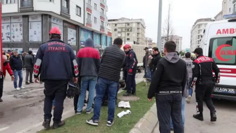 Refüjü aşıp karşı şeride geçen pikap kamyonet ile çarpıştı: 1’i ağır 4 yaralı