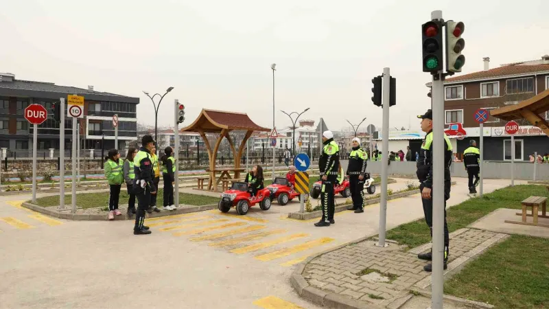 Yalova’da öğrencilerin trafik eğitimi eğlenceye dönüşüyor