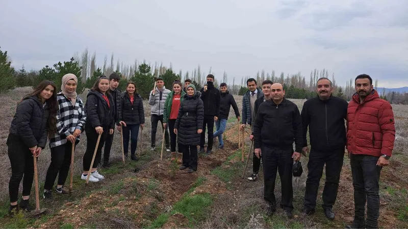 Depremde hayatını kaybedenler için fidan diktiler