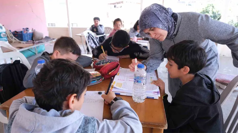 Örnek anne örnek öğretmen: Çatı katı okul oldu, öğrenciler ders başı yaptı