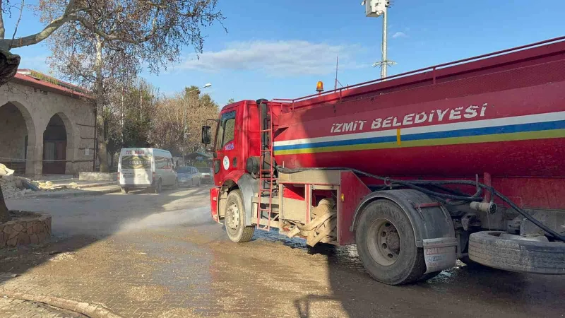 İzmit Belediyesi ekipleri, sel bölgesinde aralıksız çalışıyor