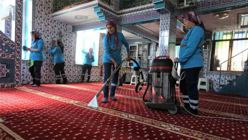 Efeler Belediyesi’nden ibadethanelerde temizlik çalışması