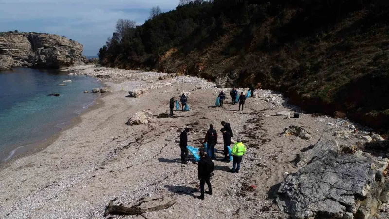 O koydan çok sayıda plastik toplandı