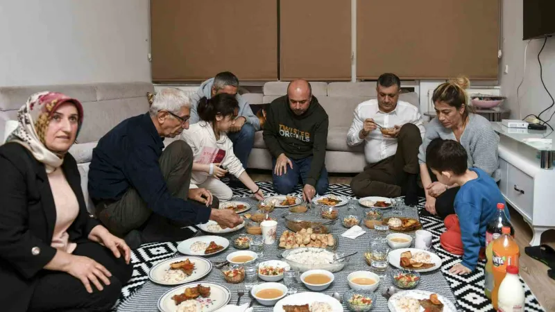 Esenyurt Belediye Başkanı Bozkurt ilk iftarını depremzede aile ile yaptı