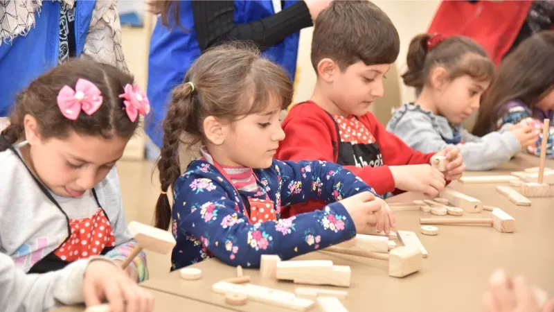 Depremzede minikler hem öğreniyor hem de eğleniyor