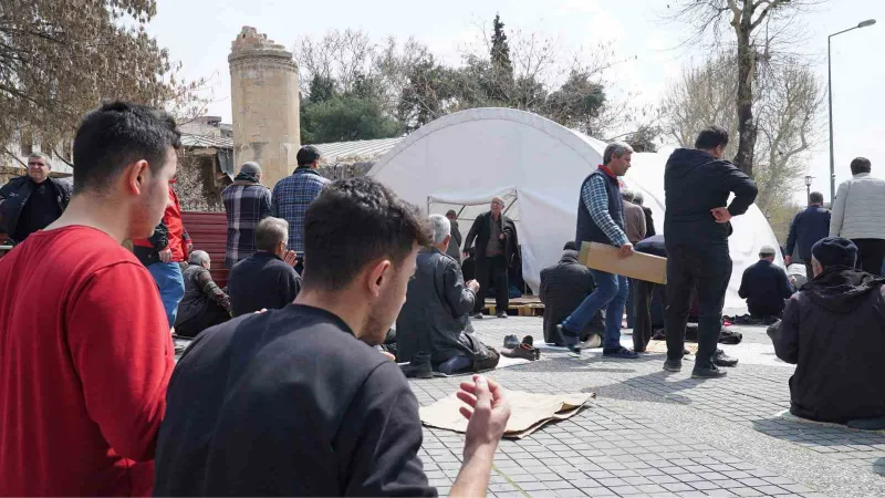 Depremin merkezi Kahramanmaraş’ta Ramazan’ın ilk cuma namazı kılındı