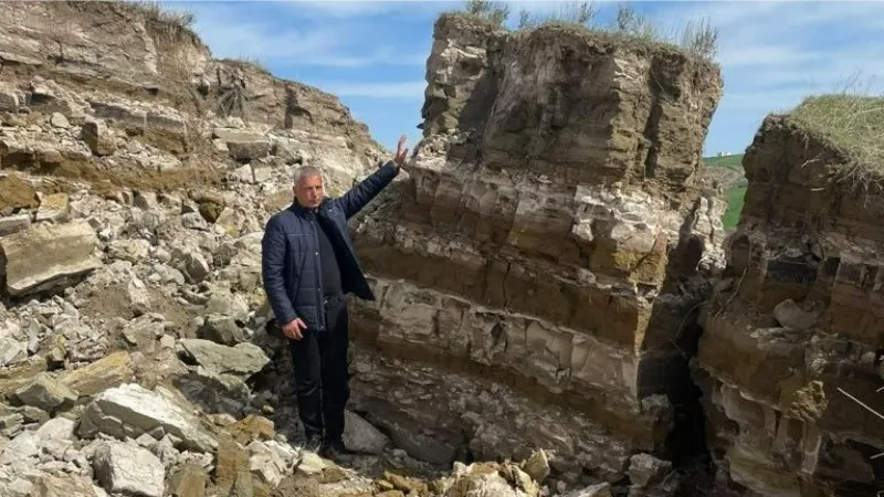 Depremde Girik köyünde fay kırığı oluştu