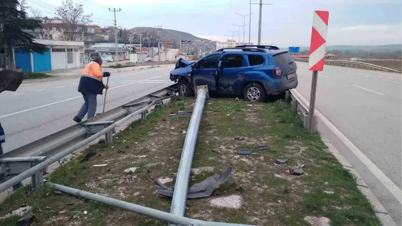 Kontrolden çıkan araç orta refüje daldı