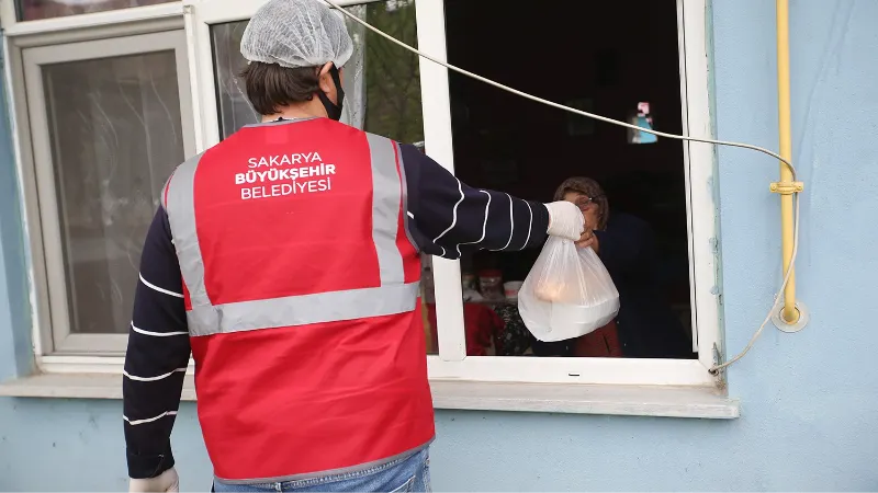 Yardıma muhtaç ailelere bin 300 öğün yemek ulaştırılıyor