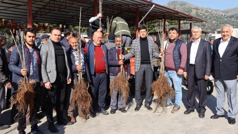 Başkan Özcan üreticinin yüzünü güldürdü