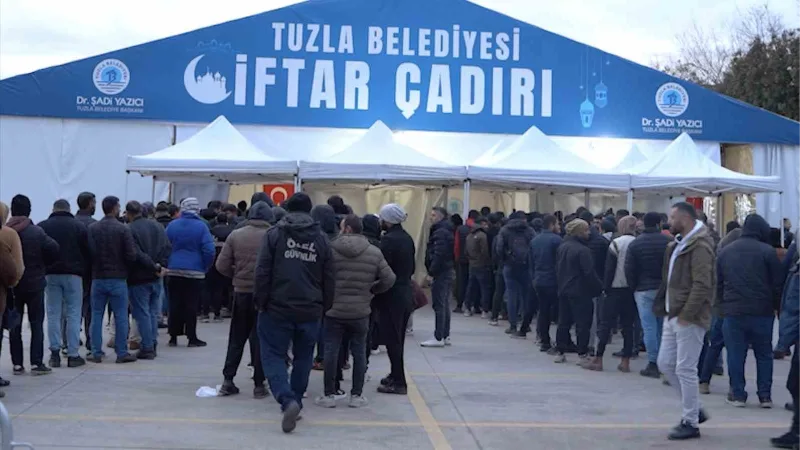 Tuzla Belediyesi’nin Kırıkhan ve Tuzla’daki çadırlarında ilk iftar yapıldı