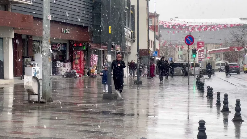 Arnavutköy’de kar yağışı etkili oluyor