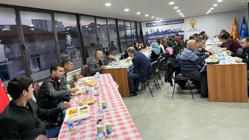 AK Parti depremzedeler için iftar programı düzenledi