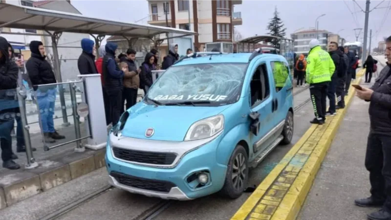 Tramvay yolundan giden aracın çarptığı 17 yaşındaki Kader hayatını kaybetti