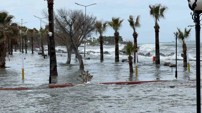 Deprem bölgesi İskenderun’da fırtına denizi taşırdı, yangın çıkardı