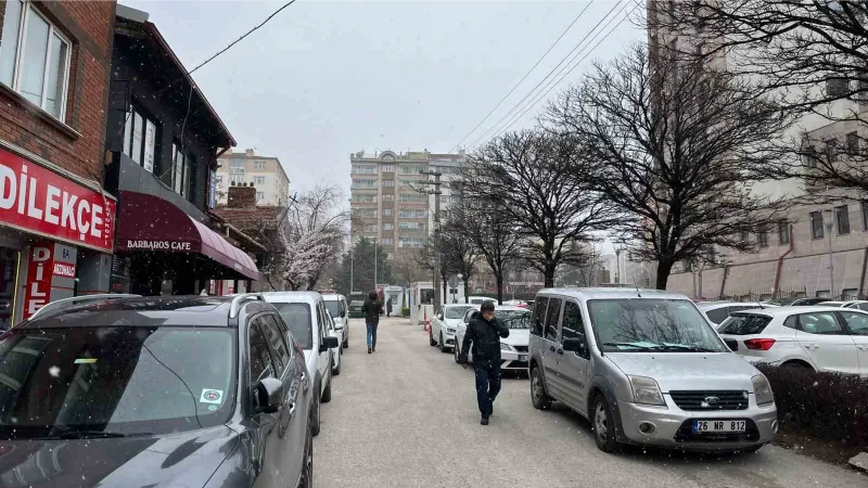 Eskişehir’de aniden bastıran kar yağışı etkili oldu