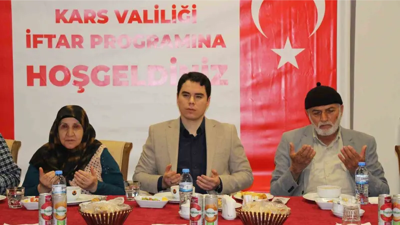 Kars Valiliğinden depremzedelere iftar yemeği