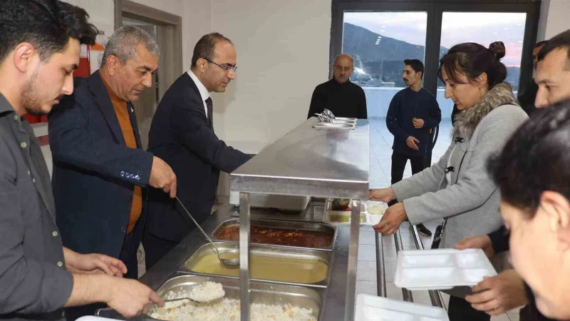 Kaymakam Tepeli ve Başkan Kaplan depremzedeler ile iftarda buluştu