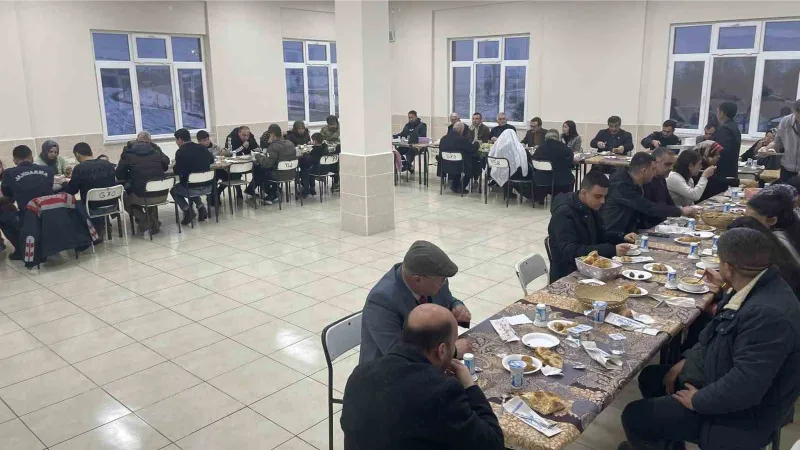 Dumlupınar’da şehit ailesi, gaziler ve depremzedelere iftar yemeği