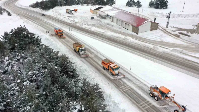 Erzincan’da kar ve tipiden 135 köy yolu ulaşıma kapandı