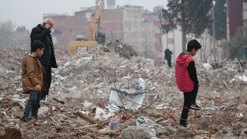 Enkaz altında kalan hatıra ve eşyalarını arıyorlar