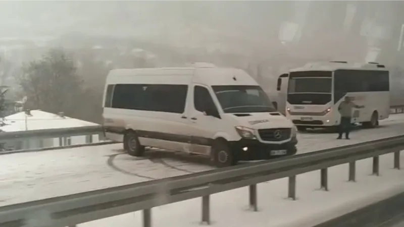 Elazığ’da kar yağışı sonrası araçlar yolda kaldı