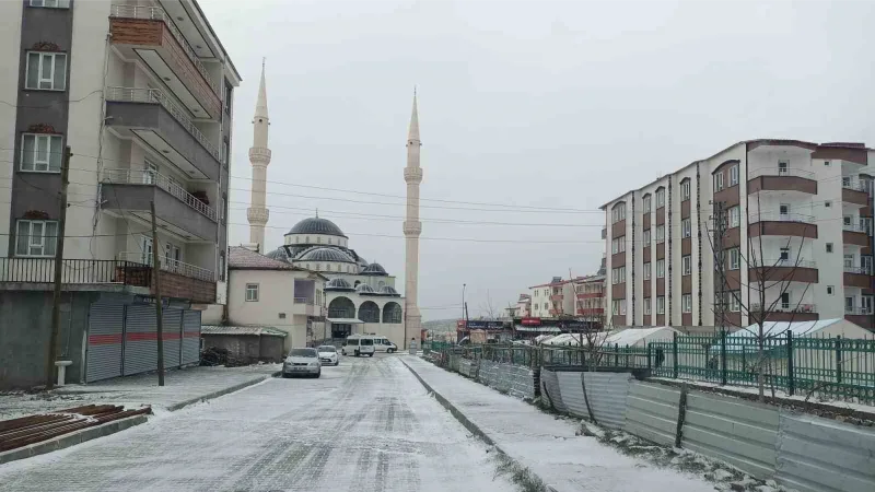 Sincik ilçesinde kar yağışı başladı