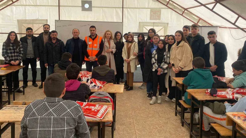 Deprem bölgesinde sınava hazırlanan arkadaşlarını unutmadılar