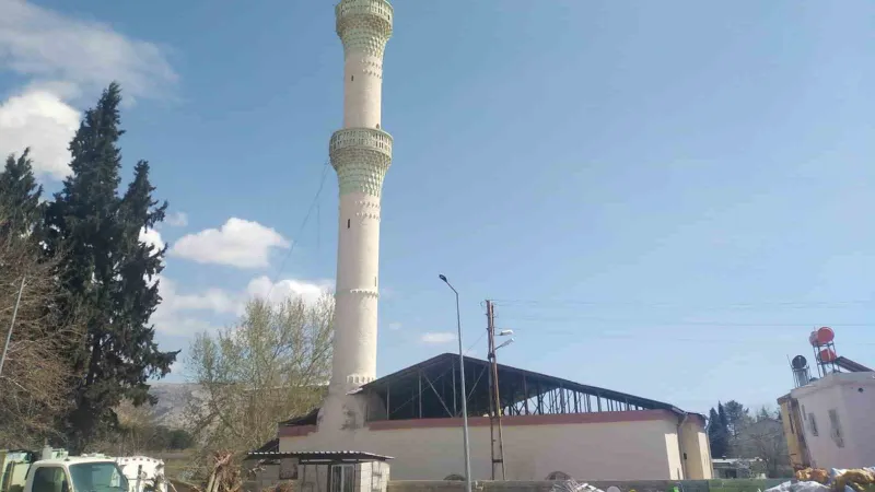 Ağır hasarlı caminin minaresi kontrollü olarak yıkıldı