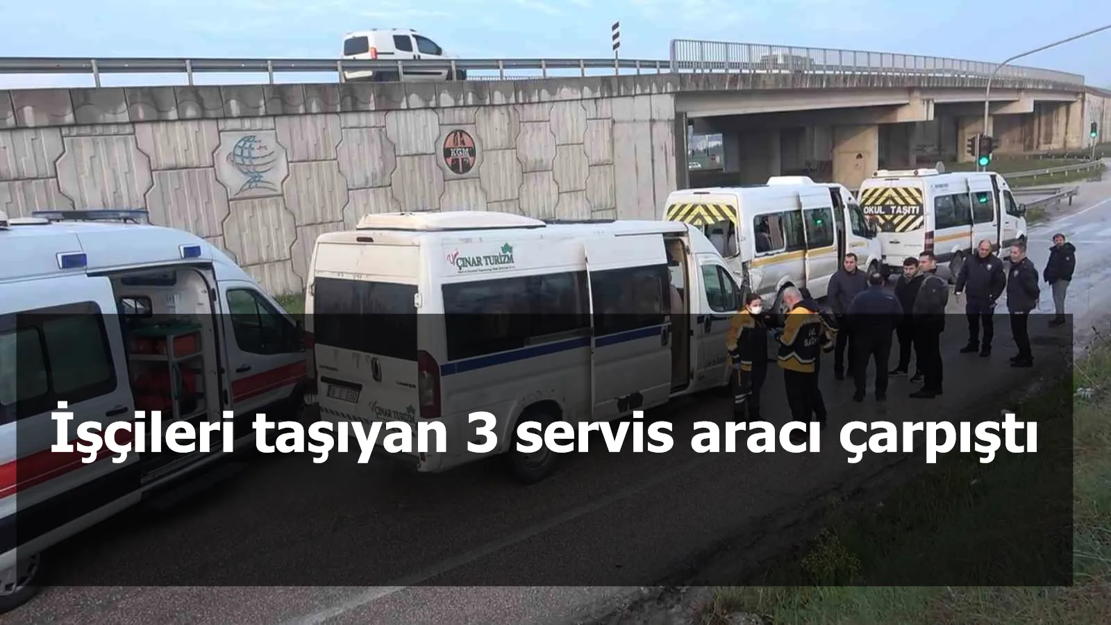 İşçileri taşıyan 3 servis aracı çarpıştı: 15 kişi yaralandı