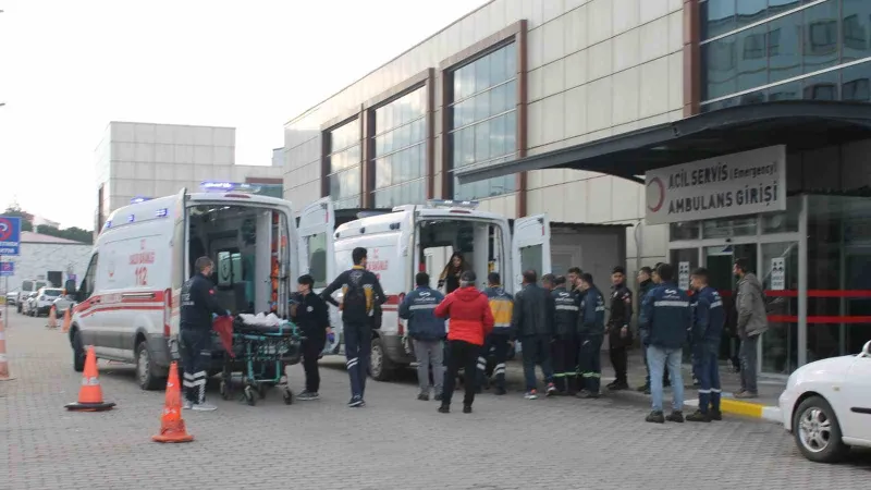Biga’da fabrika işçilerini taşıyan otobüs devrildi: 17 işçi yaralandı
