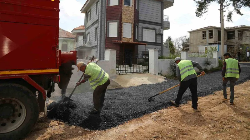 Döşemealtı’nda bozulan yollara müdahale