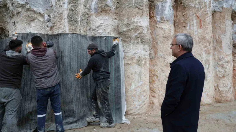 Kütüphane ve Kültür Merkezi inşaatındaki çalışmaları inceledi