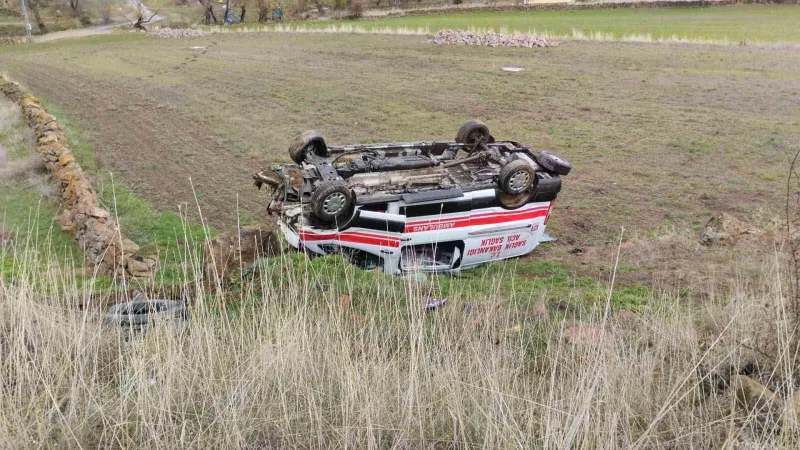 Kayseri’de ambulans takla attı: 3 yaralı