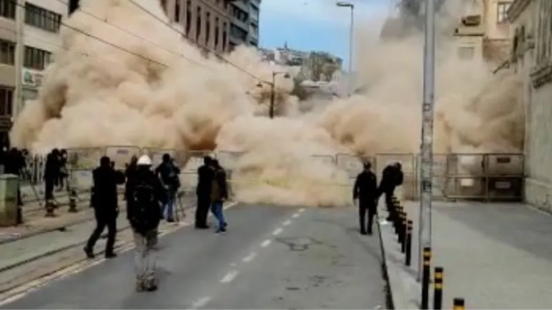 Beyoğlu’nda tadilat yapılırken kısmen çöken 5 katlı metruk bina tamamen çöktü. Çökme anı kameraya yansırken, ortalığı yoğun bir toz bulutu kapladı.