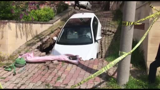 Edirne’de yol çöktü, otomobil oluşan çukura düştü