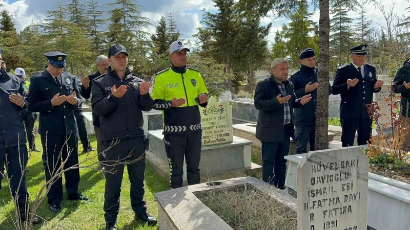 Şehit polis memuru kabri başında meslektaşları tarafından yad edildi