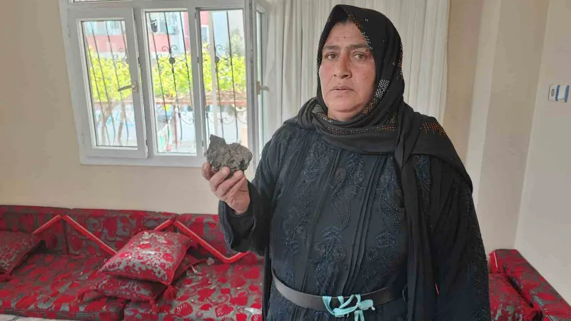 Kadınlar çocuklarla ev basıp taş ve sopalarla camları kırdı
