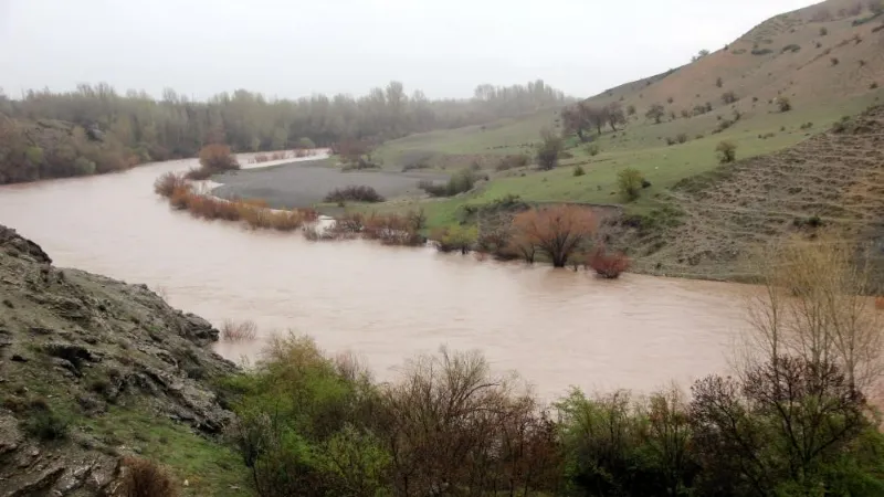 Erzincan’da yağmur nehir debilerini artırdı